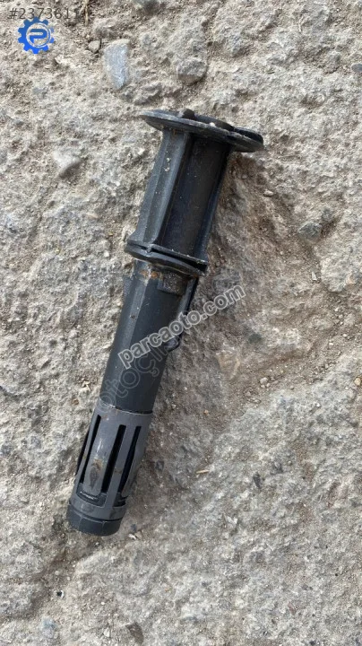 1K0881920 vw passat b6 ön sağ koltuk başlığı yuvası