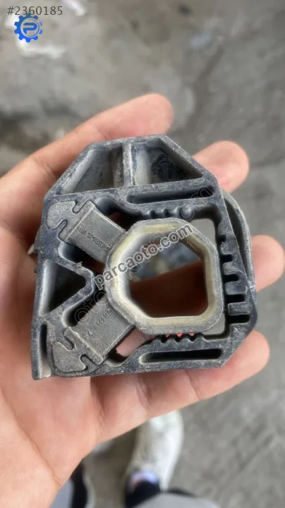 1K0121367D vw passat b6 radyatör üst takozu