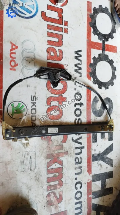 5E0839462 Skoda Octavia arka sağ kapı cam krikosu