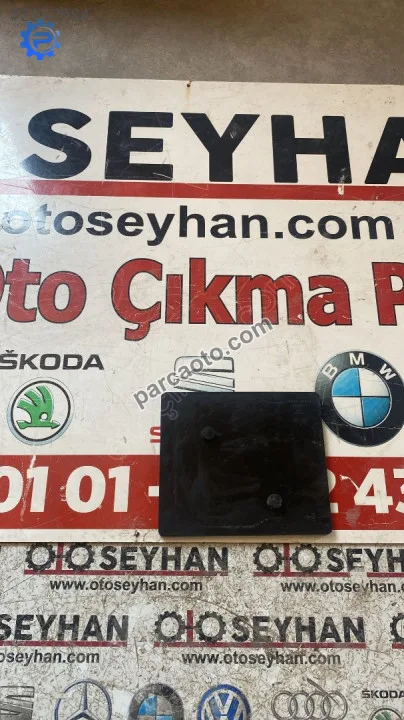 74431-0D160 toyota yaris akü alt plastiği
