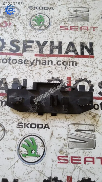 6R0937545D Skoda Fabia tesisat soketi yuvası