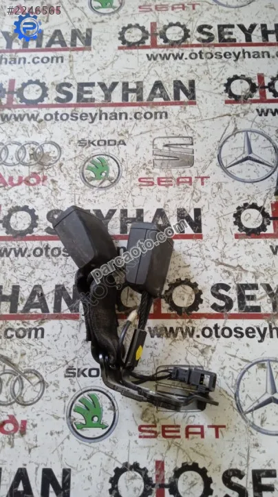 8Y0857739M Golf 8 2022 arka ikili emniyet kemeri tokası