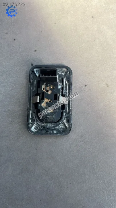 Opel Corsa C sağ ön kapı cam düğmesi
