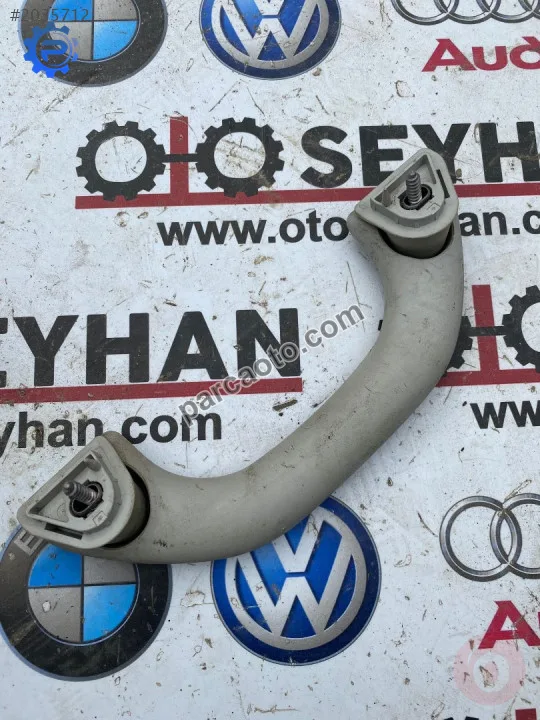 2K0857607A volkswagen caddy sol ön tavan tutamağı