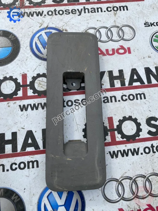 2K0883087B vw caddy 2008 arka koltuk bağlantı kaplaması
