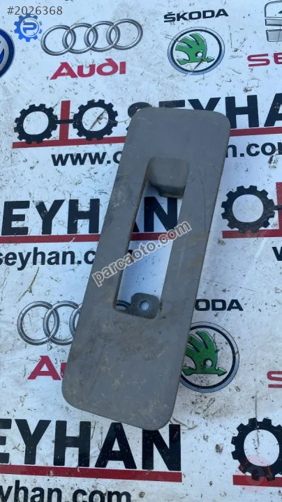 2K0883087B vw caddy 2008 arka koltuk bağlantı kaplaması