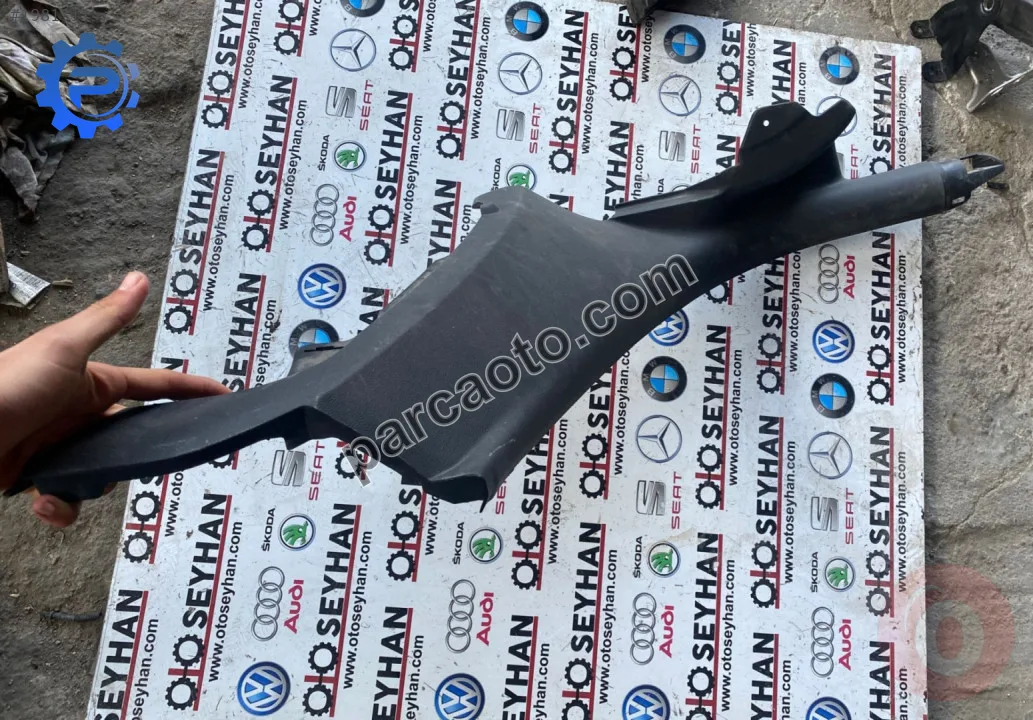 8V4867768B audi A3 sportback sağ arka koltuk yan kaplaması