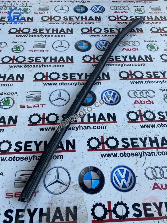 8P4837480 audi A3 sportback 2008 ön kapı iç cam sıyırıcı