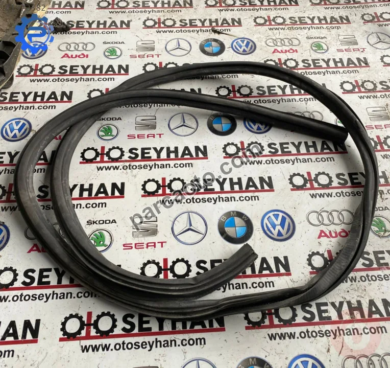 8V4833721B audi A3 sportback 13-21 arka kapı lastiği fitili