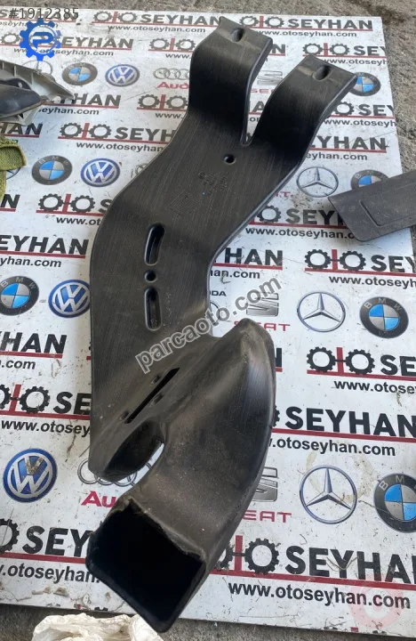 1K0819806D jetta golf 2008 sağ arka ayak havalandırma borusu