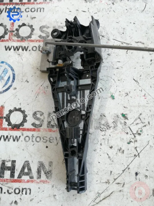 Opel insignia 2014 sağ ön kapı açma kolu braketi