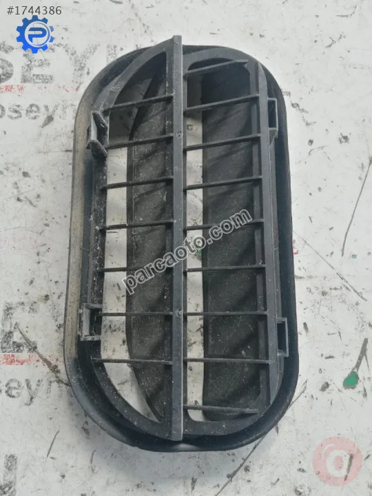 6R0819465A audi a4 2017 sağ bağaj havalandırma kapağı