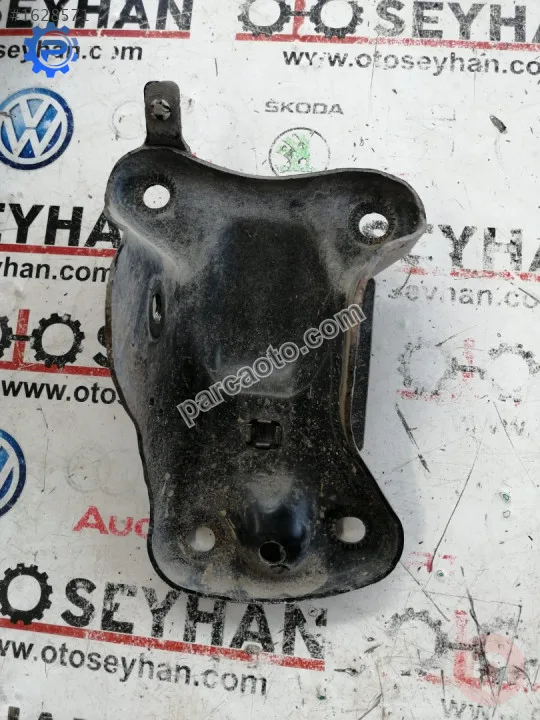 5Q0501476 audi a3 2019 arka dingil sağ şase bağlantı yuvası