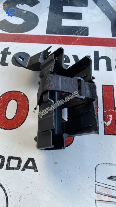 8V3012635B audi a3 sedan 2020 bagaj kriko tutucu yuvası