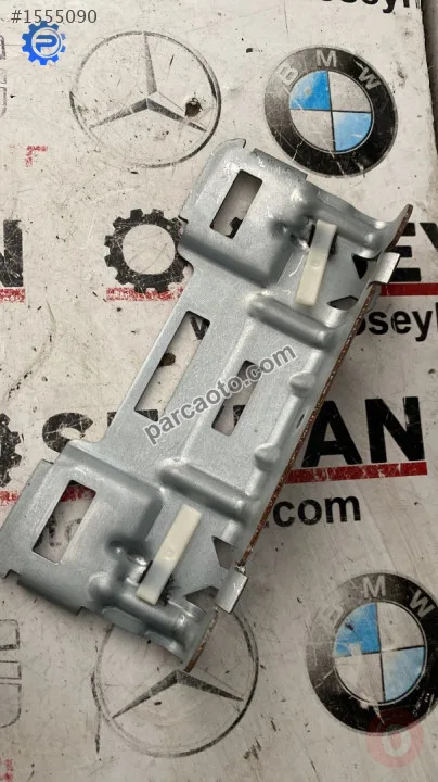 3G0858687A vw passat B8 sağ ön tavan tutamağı tutucu demiri