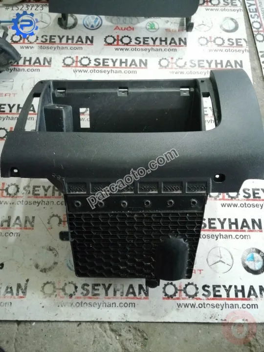 5JB857097E seat toledo 2013 torpido gözü yuvası