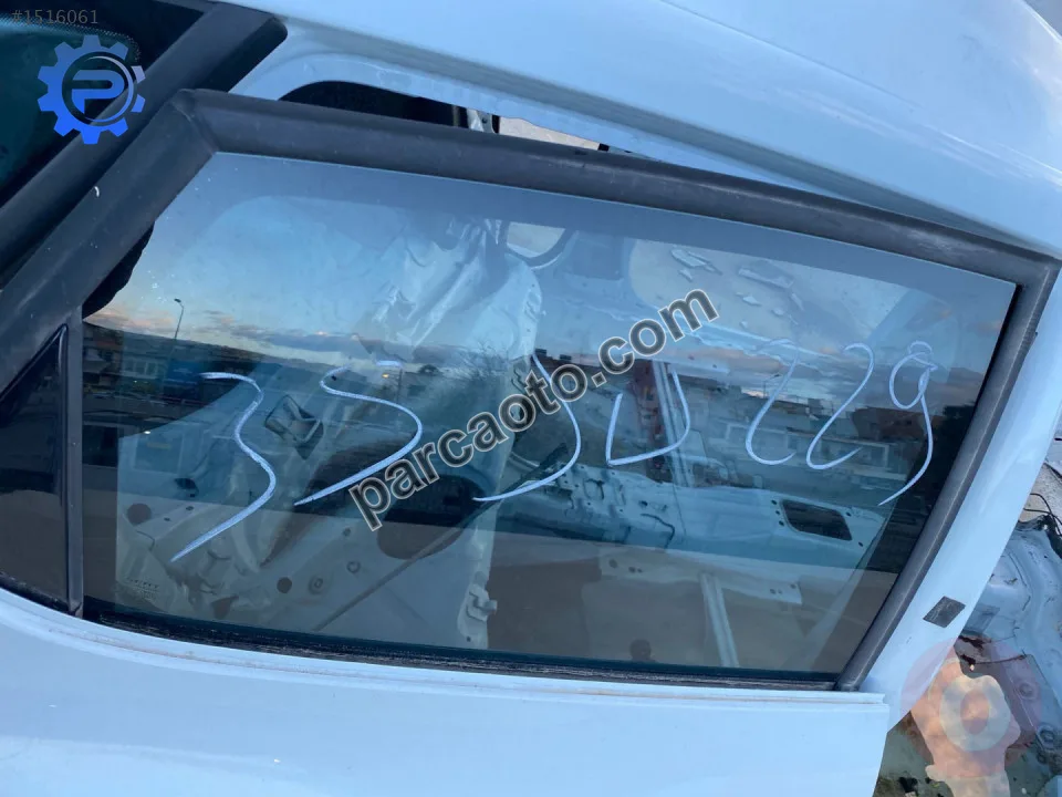 seat ibiza 2017 sağ arka kapı cam