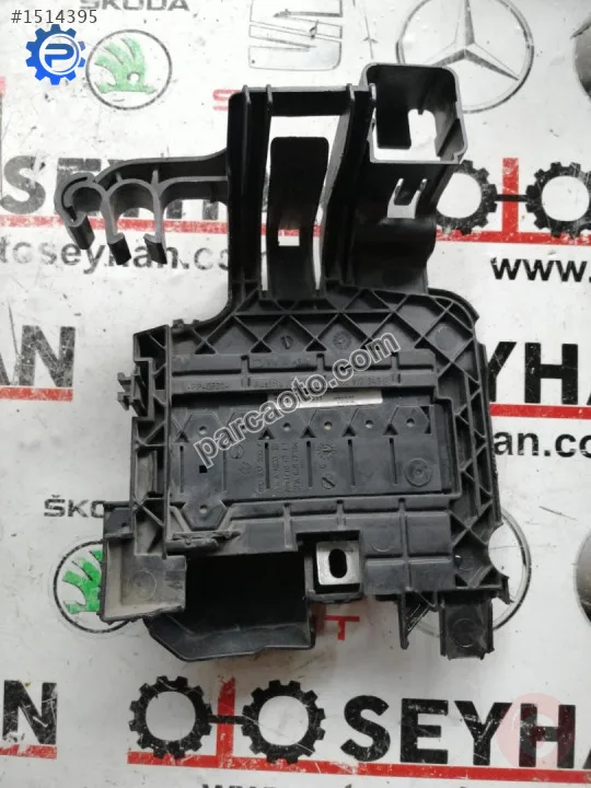 6R0915345E seat toledo 2012-19 akü üstü siğorta tablası