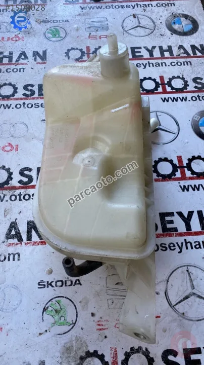 164800D030 toyota corolla benzinli radyatör yedek su bidonu