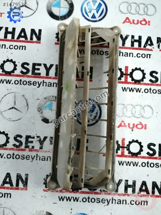 Toyota carina 1998 bağaj havalandırma kapağı sağ