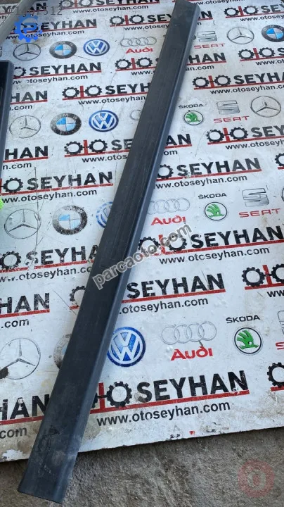 8P4853492A audi a3 sportback sağ ön marşbiyel eşik kaplama