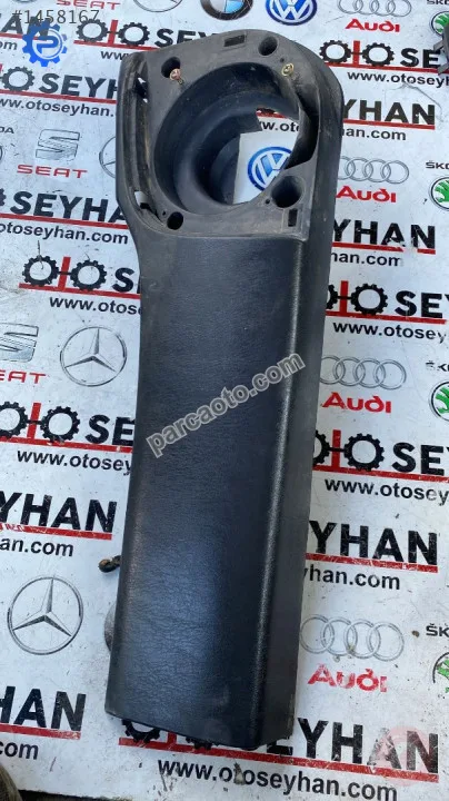 67778-05020 toyota carina sol ön kapı kartonu alt kaplaması