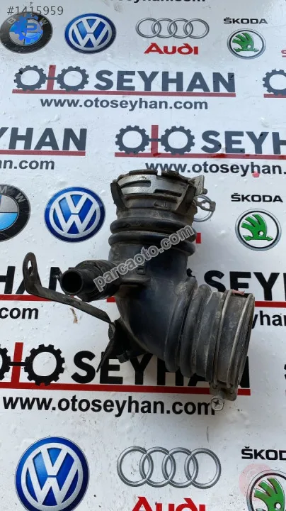 17880-0Y030 toyota yaris 2012 1.33 kelebek boğazı hava boru