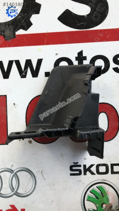 8V0863424 audi a3 hatchback 2019 sağ bagaj yan trim braketi