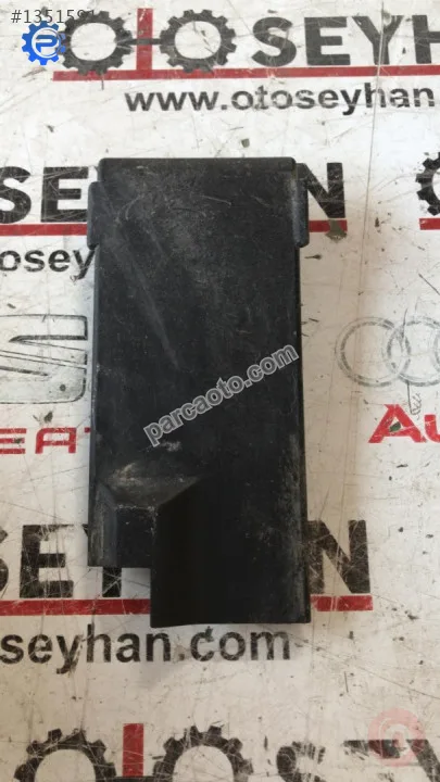 1K0971981A jetta 2009 ön sağ koltuk altı fiş yuvası kapağı