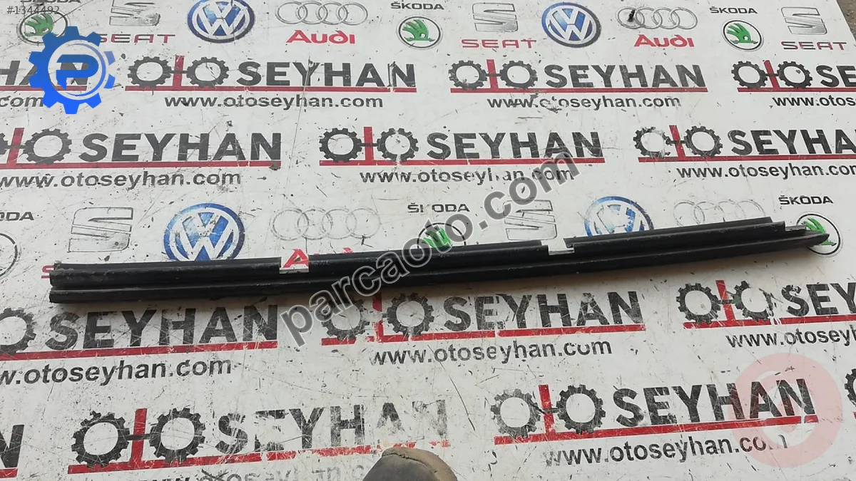 1M0839471B seat leon 2004 arka sağ kapı iç cam sıyırıcı fiti
