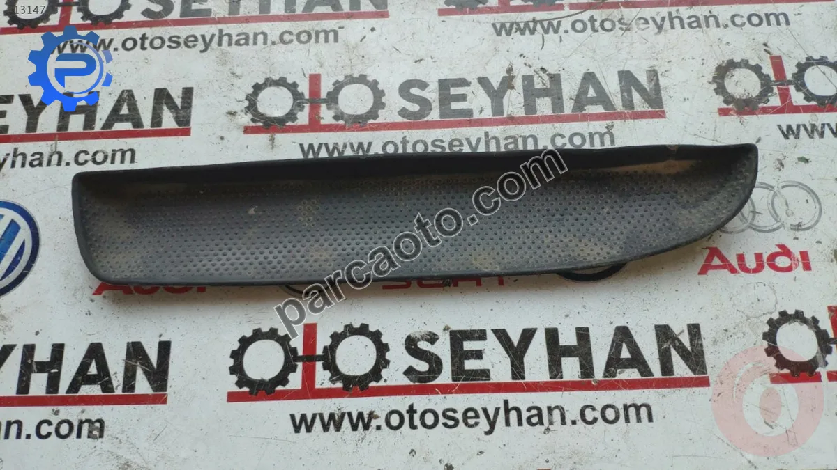 3B0868134 vw passat b5 ön kapı kartonu gözü lastiği