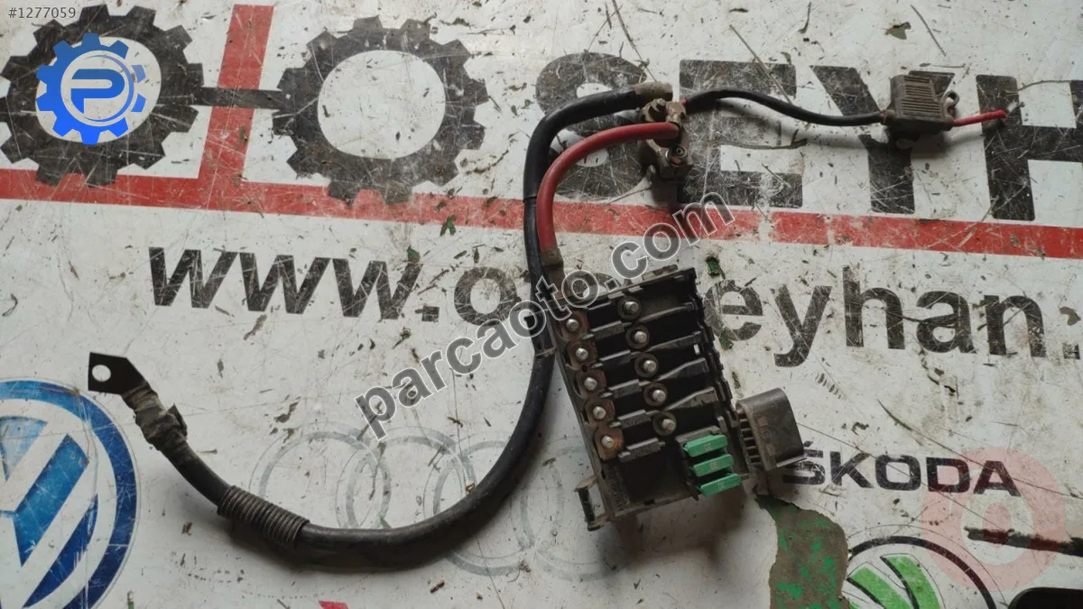 1J0867617D bora golf4 1.6 akl akü üst sigorta kutusu ve şase