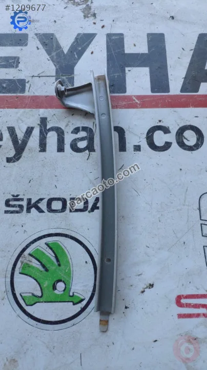 toyota corolla e180 sağ ön kapı cam kızağı