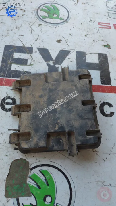 1J0941365B volkswagen golf 4 sigorta kutusu kapağı
