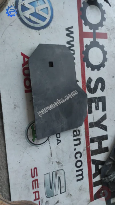 84790-2Y001 hyundai ix35 2012 merkez konsolu yan trim kapağı