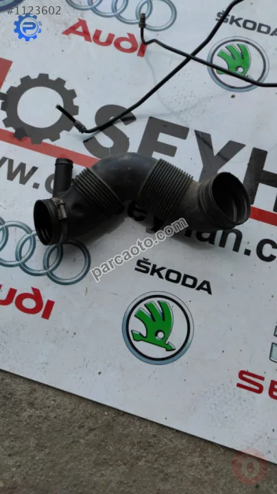 03C129654 1.6 cay turbodan hava filtresine geçen boru