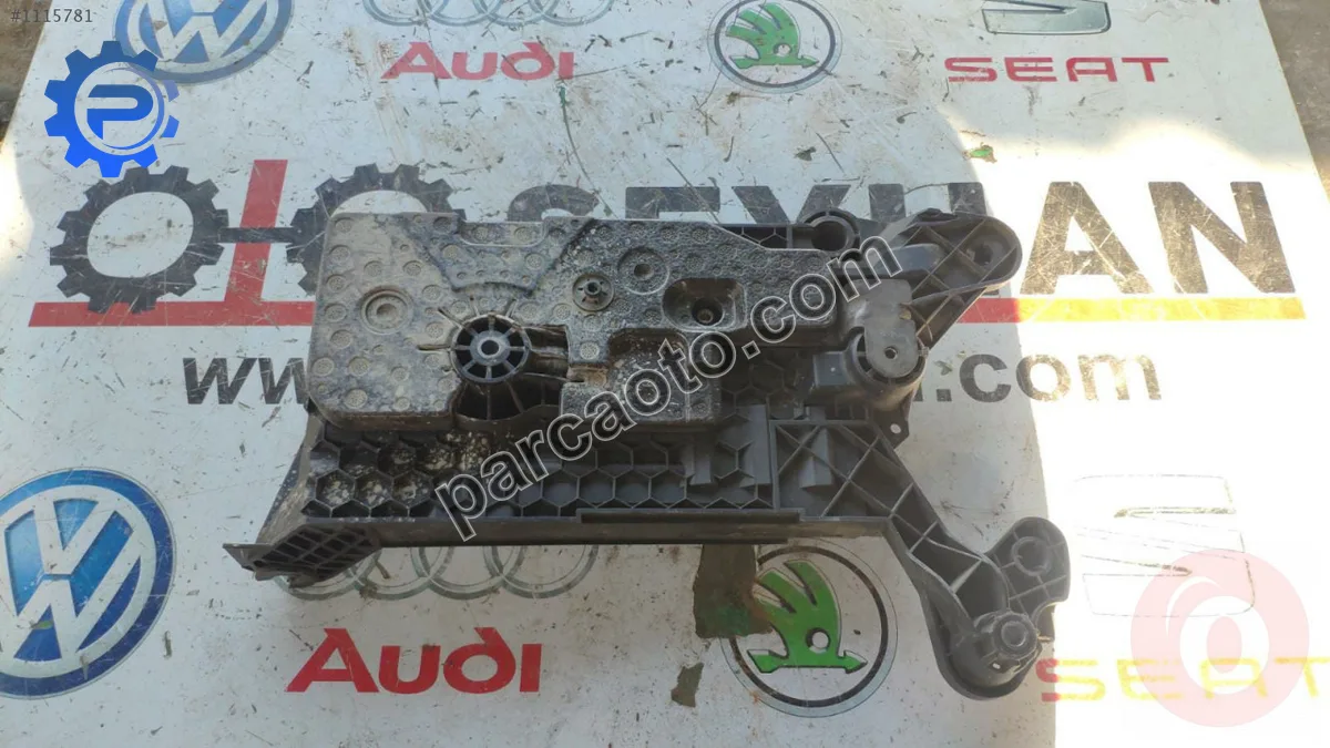 5Q0915321 golf skoda octavia 2013 2016 akü yuvası sehbası