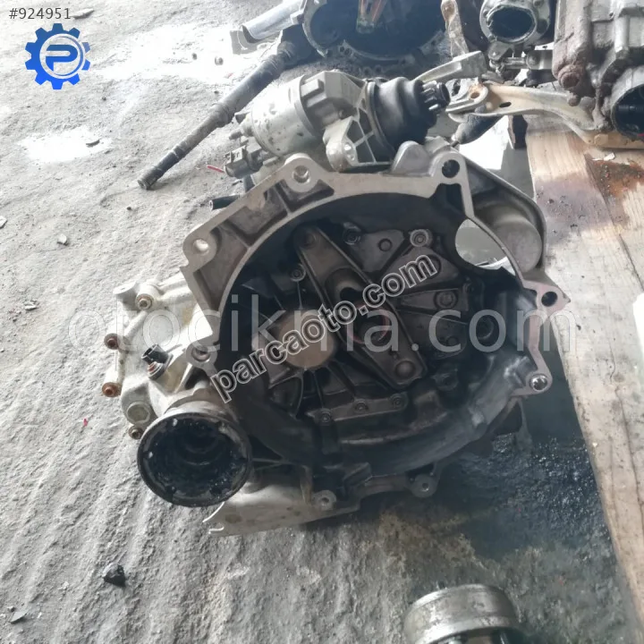 Seat İbiza 1.4 benzinli şanzıman 02T301103