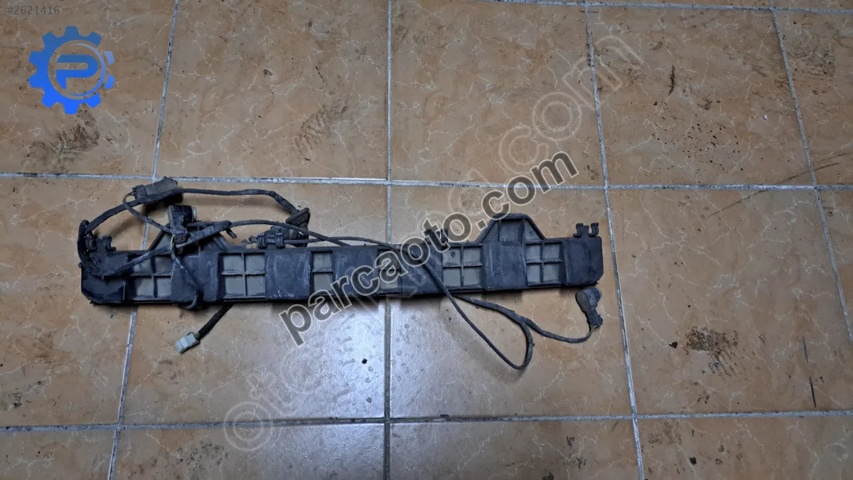 W204 c180 arka tampon orta braketi