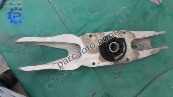 Mercedes a b gla cla taşıyıcı arka sağ salıncağı a2463520202