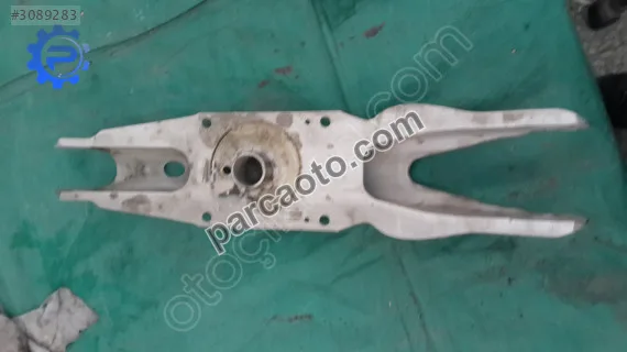 Mercedes a b gla cla taşıyıcı arka sağ salıncağı a2463520202