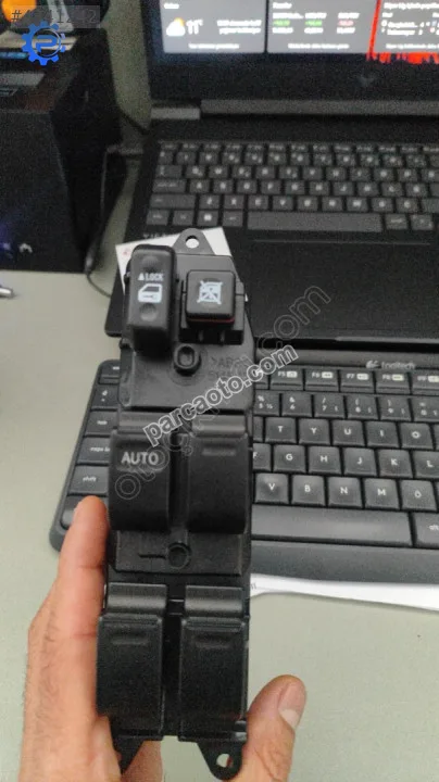 Toyota Corolla Cam açma Kapama Düğmesi SoL 8482012340