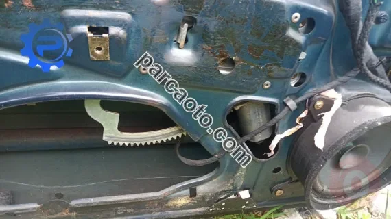 mercedes e-class w210 çıkma cam krikosu