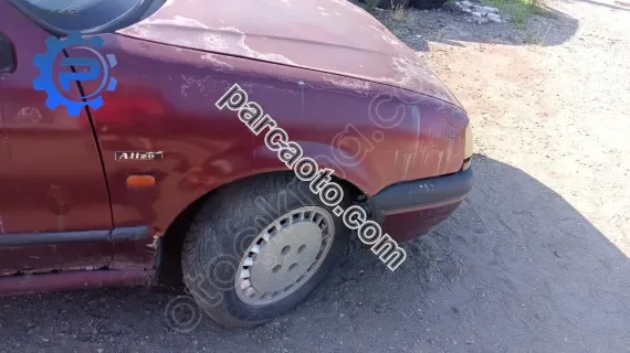 Renault 19 sağ ön çamurluk ufak hasarlı yedek parça