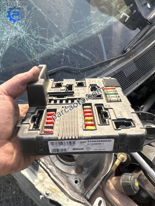 Renault megane ıı 2 motor içi sigorta tablası kutusu 8200306033c Renault megane ıı 2 motor içi sigorta tablası kutusu 8200306033c