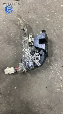 Toyota carina sağ arka kapı kilidi
