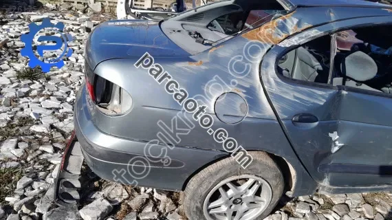 Megane 1 sag arka camurluk kesme yedek parça