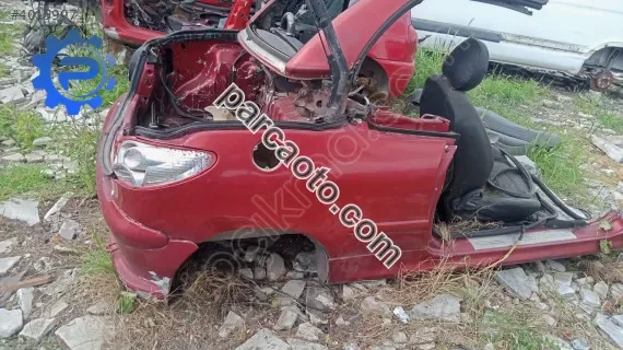 Pejo 206 CC sağ arka çamurluk kesme yedek parça