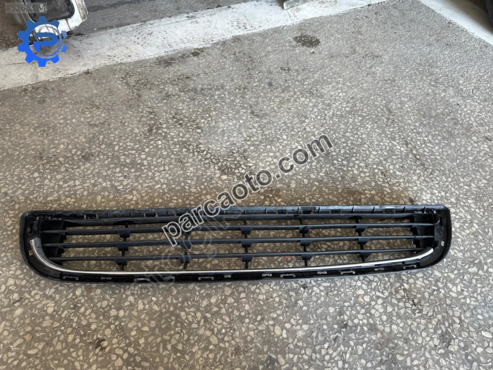 Citroen Berlingo partner tepe ön tampon orta ızgarası Citroen Berlingo partner tepe ön tampon orta ızgarası