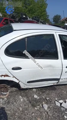 Megane 1 sağ arka kapı ufak hasarlı yedek parça